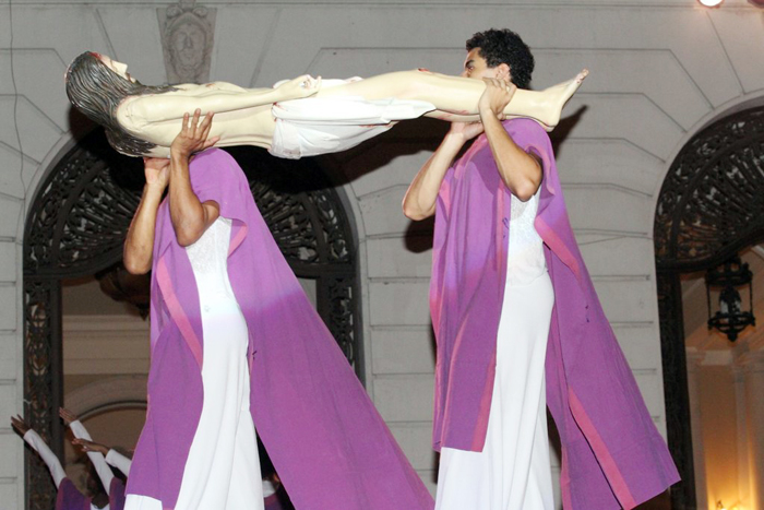 Milton Gonçalves e Antônio Pitanga encenam Paixão de Cristo no Rio