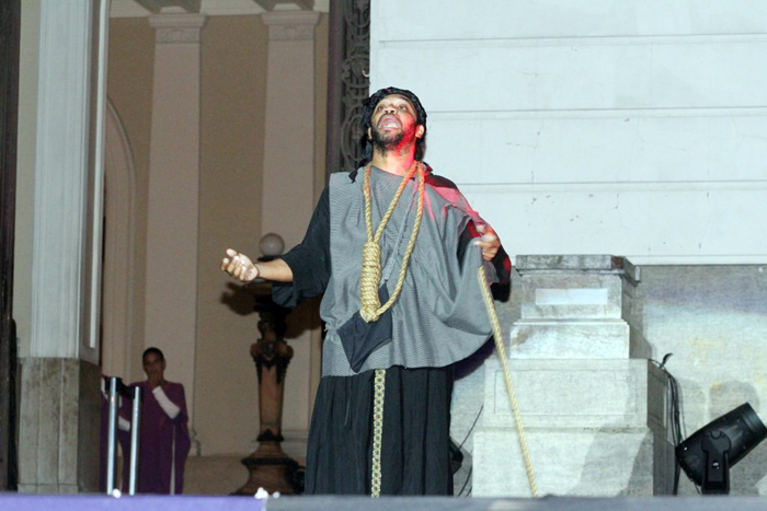 Milton Gonçalves e Antônio Pitanga encenam Paixão de Cristo no Rio