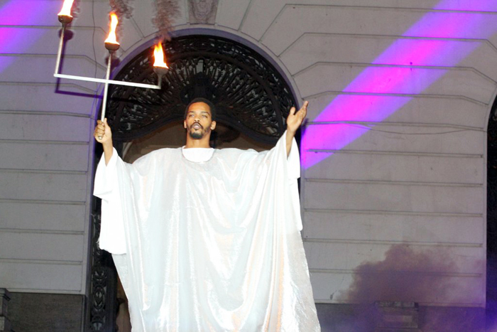 Milton Gonçalves e Antônio Pitanga encenam Paixão de Cristo no Rio