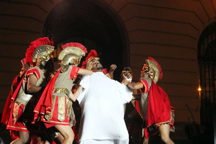 Milton Gonçalves e Antônio Pitanga encenam Paixão de Cristo no Rio