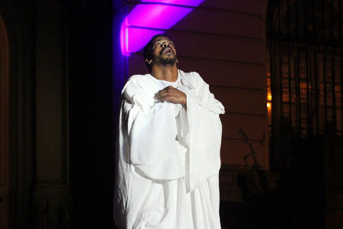 Milton Gonçalves e Antônio Pitanga encenam Paixão de Cristo no Rio