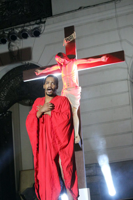 Milton Gonçalves e Antônio Pitanga encenam Paixão de Cristo no Rio