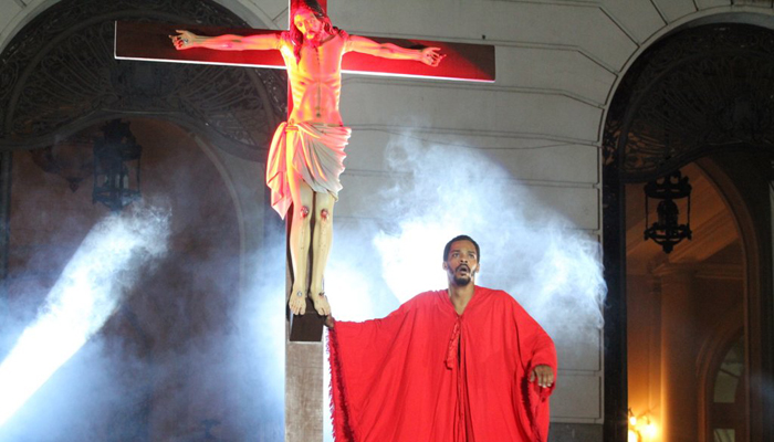 Milton Gonçalves e Antônio Pitanga encenam Paixão de Cristo no Rio