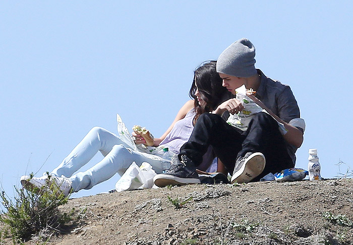 Justin Bieber e Selena Gomez fazem piquenique em Los Angeles