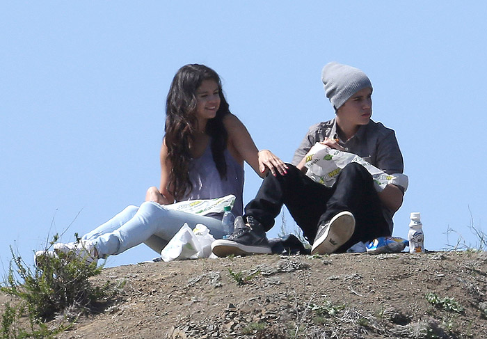 Justin Bieber e Selena Gomez fazem piquenique em Los Angeles