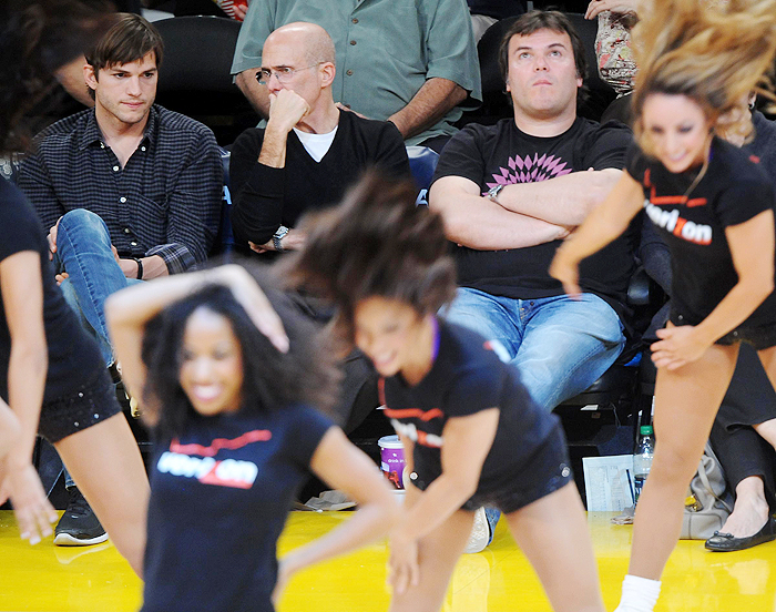 Ashton Kutcher evita olhar para animadoras de torcida em jogo do Lakers