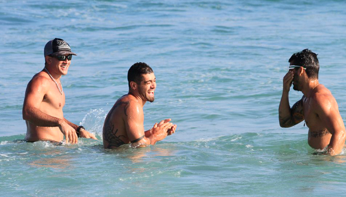 Yuri se diverte na praia com amigos