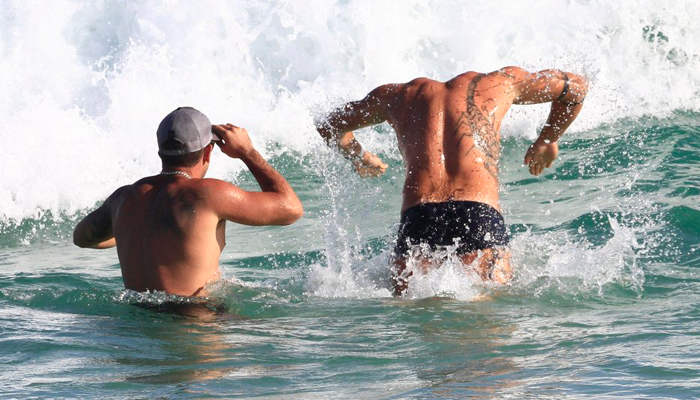 Yuri se diverte na praia com amigos