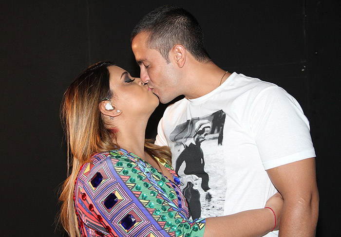 Preta Gil ganha beijo do marido em show, no Rio