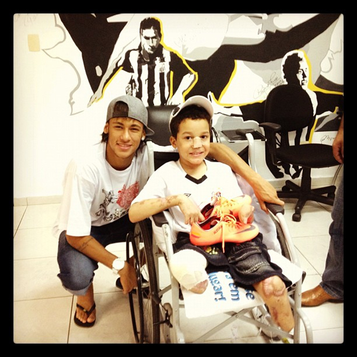 Neymar faz boa ação na Páscoa de menino deficiente