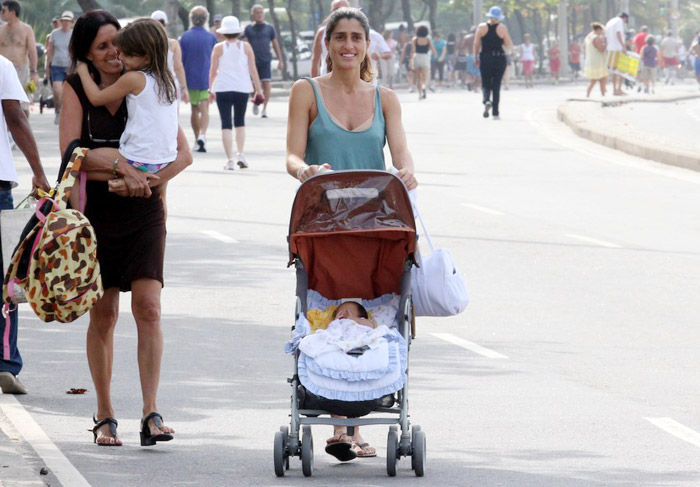 Mulher de Du Moskovis passeia com o filho recém nascido