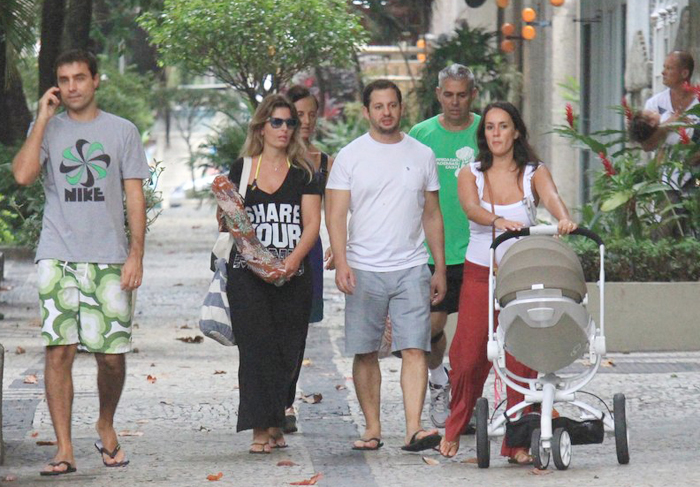 Ricardo Pereira e a mulher almoçam com amigos no Rio