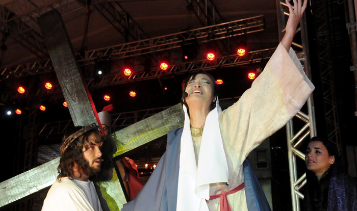Kayky Brito é Jesus e Carol Nakamura é Maria na encenação da Paixão de Cristo