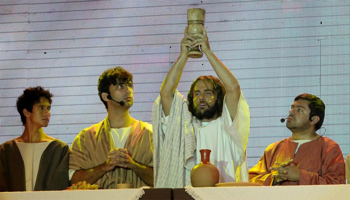 Kayky Brito é Jesus Cristo na encenação da Paixão em São Paulo