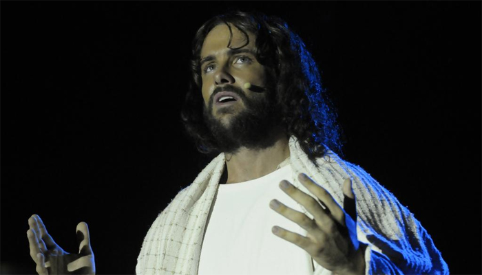 Kayky Brito é Jesus Cristo na encenação da Paixão em São Paulo