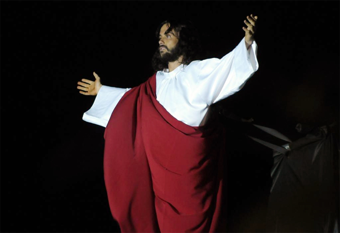 Kayky Brito de Jesus Cristo na encenação da Paixão em São Paulo
