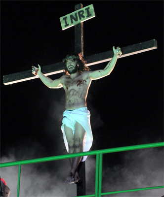 Kayky Brito em momento dramático do espetáculo da Paixão de Cristo em São Paulo