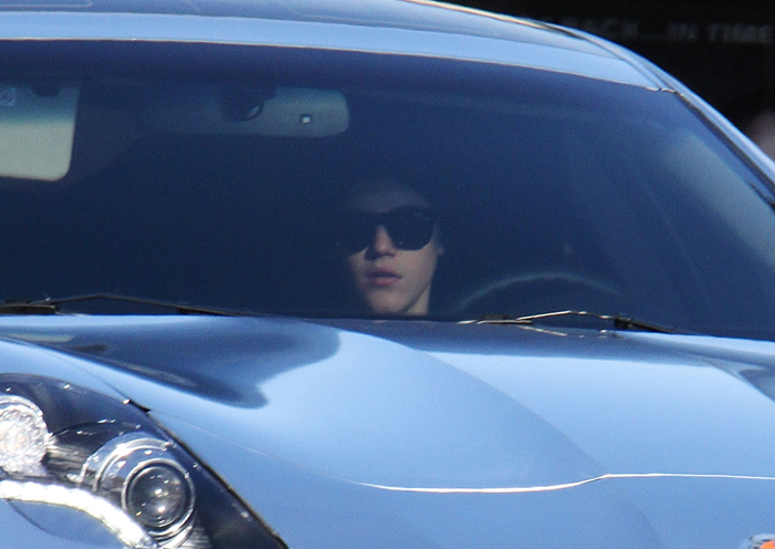  Justin Bieber e Selena Gomez circulam de carro brilhante por Los Angeles