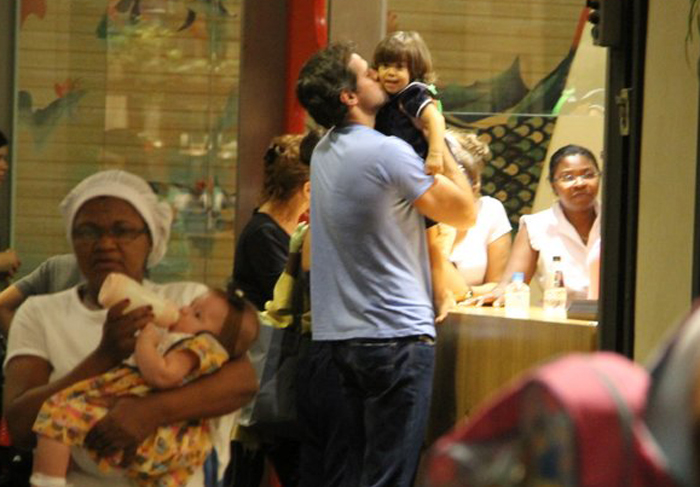 Giovanna Antonelli passeia pelo shopping com os filhos