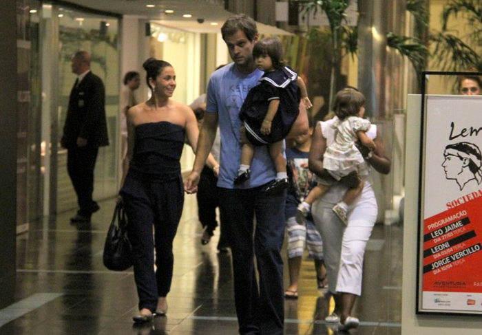 Giovanna Antonelli passeia pelo shopping com os filhos