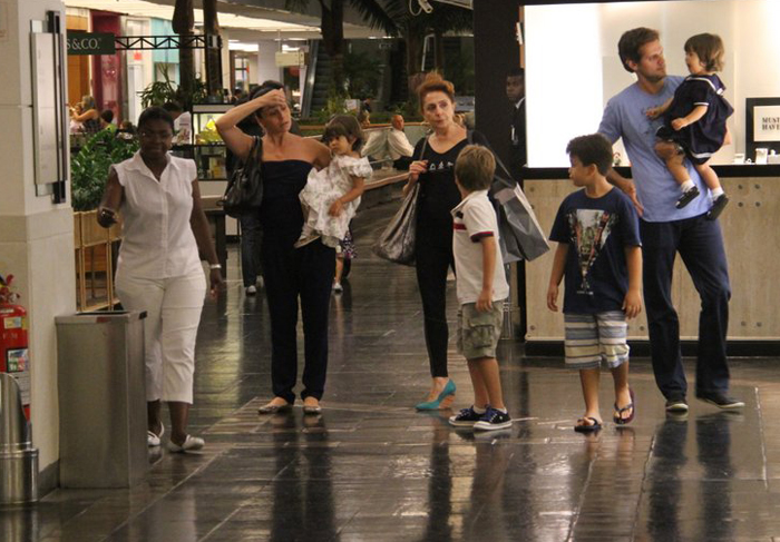 Giovanna Antonelli passeia pelo shopping com os filhos