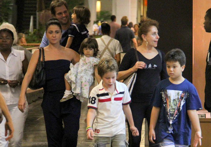 Giovanna Antonelli passeia pelo shopping com os filhos