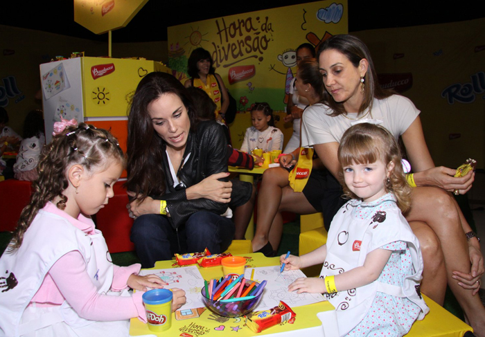 Filhos de famosos se divertem na estreia de espetáculo infantil no Rio