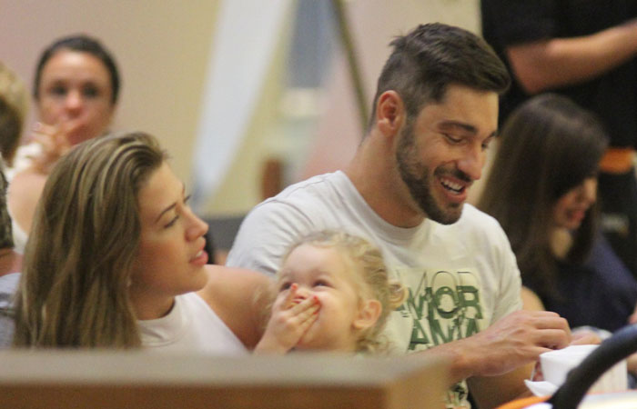 Victor Pecoraro passeia com a família pelo Shopping Rio Design Barra - O Fuxico