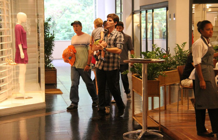 Jonatas Faro, Lisandra Souto e Sthefany Brito passeiam pelos shoppings cariocas - O Fuxico