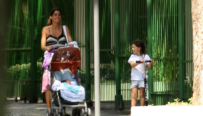 Cynthia Howlett passeia com os filhos antes do almoço de Páscoa