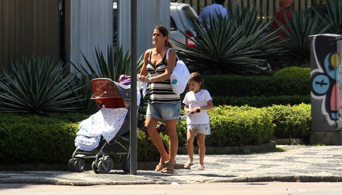 Cynthia Howlett passeia com os filhos antes do almoço de Páscoa