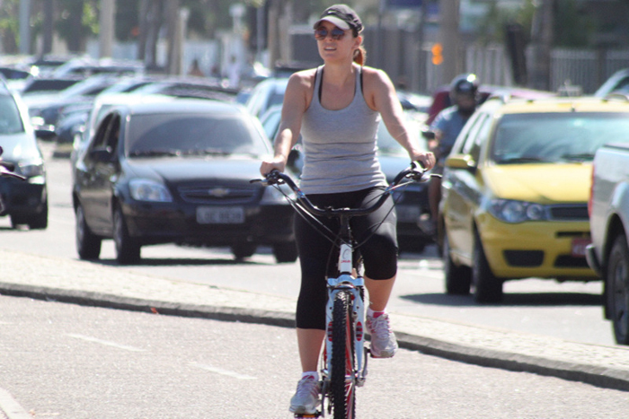 Regiane Alves pedala na ciclovia da Barra da Tijuca