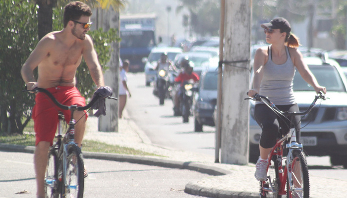 Regiane Alves pedala na ciclovia da Barra da Tijuca