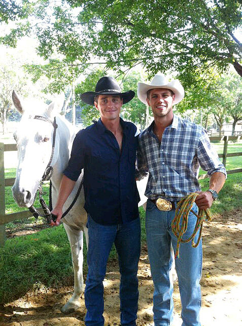 Ex-BBBs: Jonas se veste de cowboy para encontrar o amigo Fael