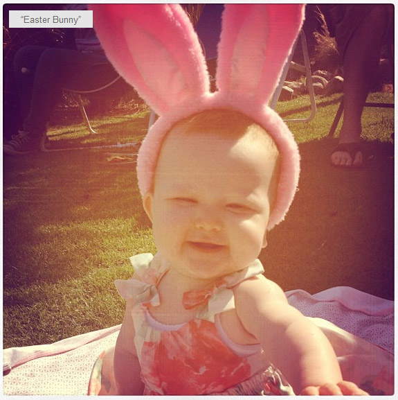 Jessica Alba posta foto de sua filha vestida de coelhinho