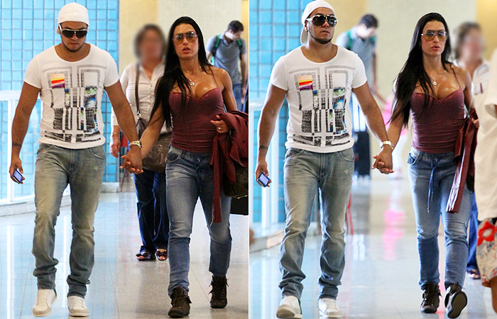 De mãos dadas, Belo e Gracyanne Barbosa circulam pelo Aeroporto