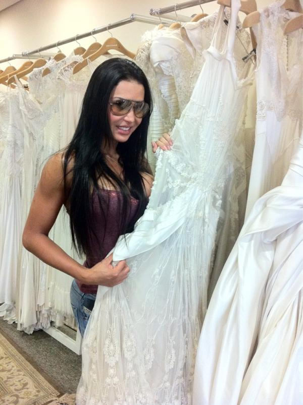 Gracyanne Barbosa faz a prova de seu vestido de noiva, em SP