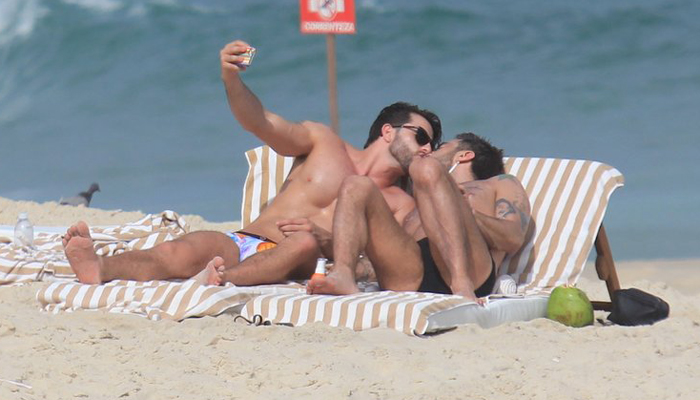 Marc Jacobs no maior “love” com seu novo namorado em Ipanema