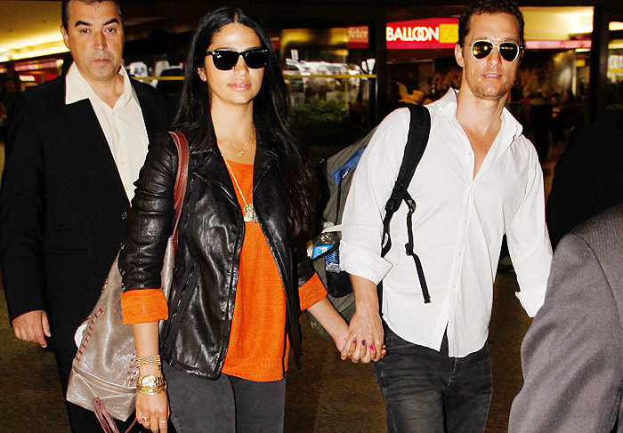 Matthew McConaughey e Camila Alves desembarcam em São Paulo