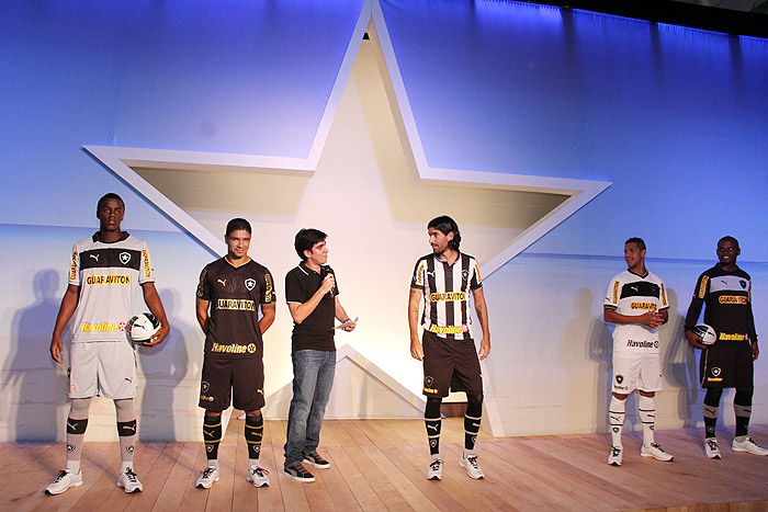 Marcelo Adnet participa do lançamento do novo uniforme do Botafogo