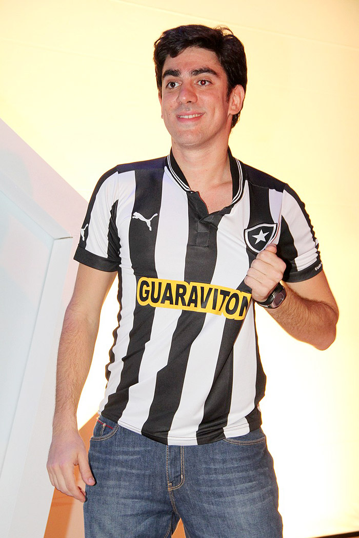 Marcelo Adnet participa do lançamento do novo uniforme do Botafogo