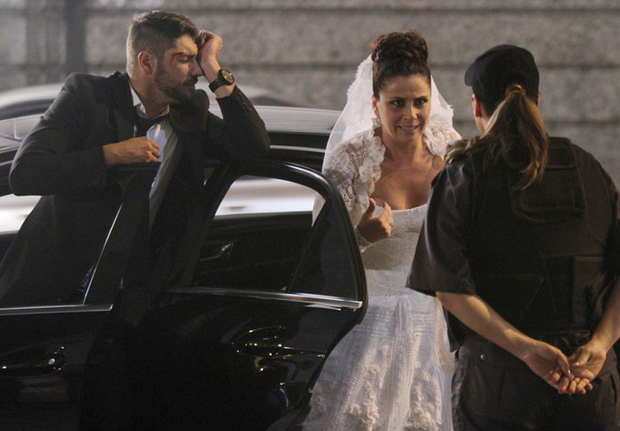 Giovanna Antonelli grava vestida de noiva no Rio