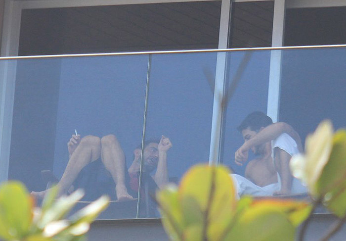 Marc Jacobs e Harry Louis namoram em varanda de Hotel