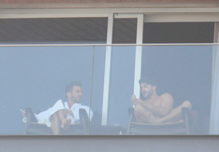 Marc Jacobs e Harry Louis namoram em varanda de Hotel