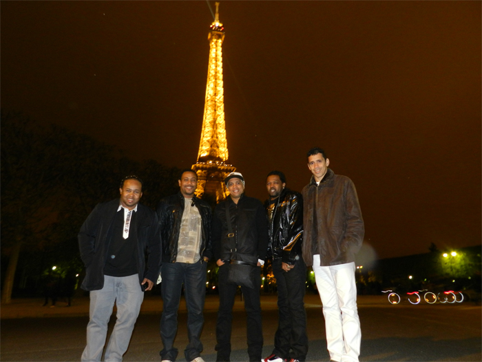 Grupo Revelação visita a Torre Eifel em turnê pela Europa