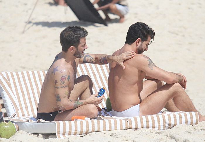 Marc Jacobs e Harry Louis namoram em mar carioca