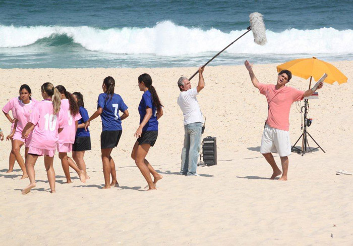 Du Moscovis grava cenas de Louco Por Elas na praia da Macumba