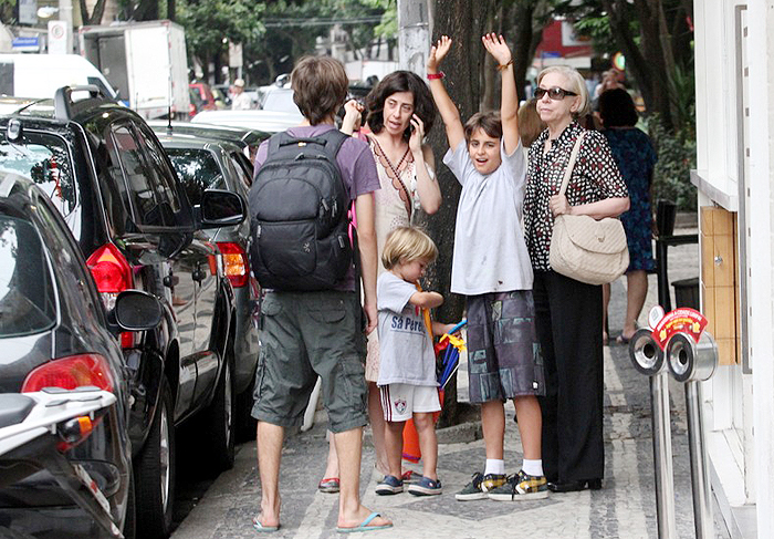 Fernanda Montenegro almoça com filha e netos