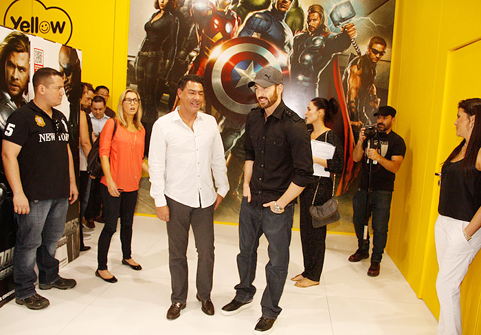 Chris Evans visita a ABRIN no Expo Center Norte, em SP