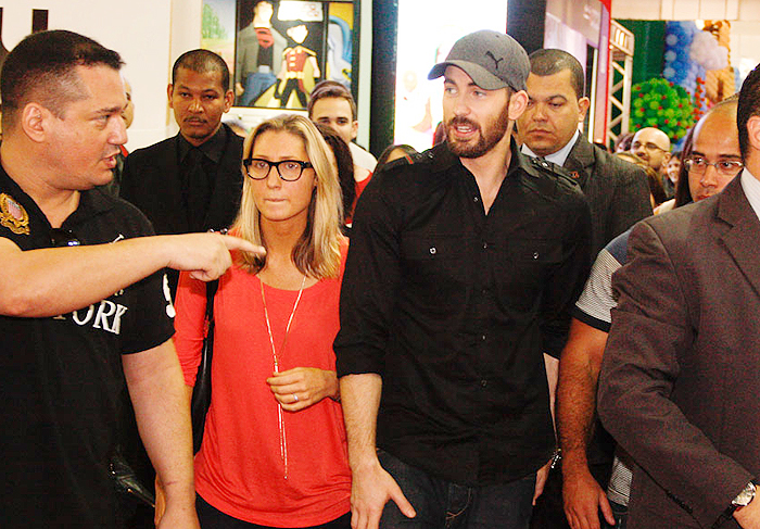 Chris Evans visita a ABRIN no Expo Center Norte, em SP